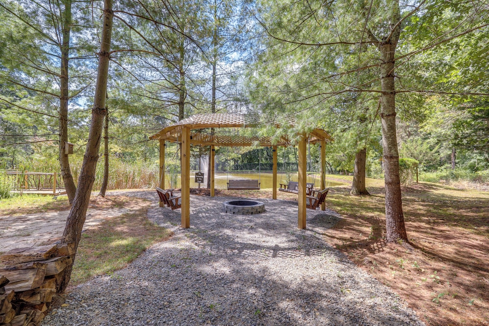 Deck, Sauna & Fire Pits: Upscale Belle Mead Cabin