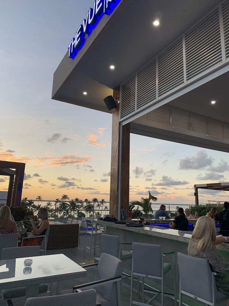 Oceanside Luxury The Cove Palm Beach 2BR 2 5BA
