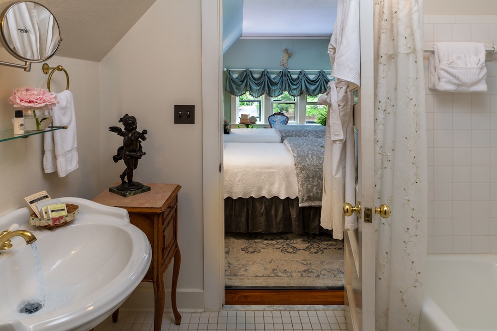 1899 Wright Inn and Carriage House