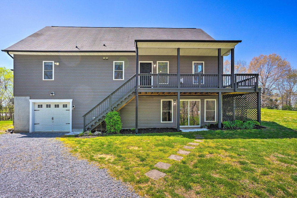 Pet-friendly Retreat Near Lake Anna w/ Decks!