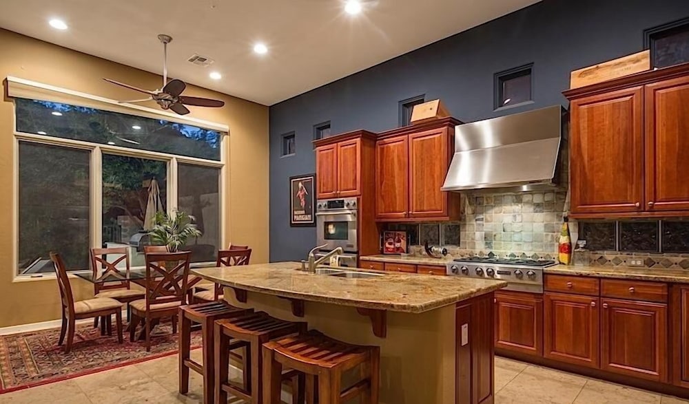 South by Southwest - Signature Vacation Rentals