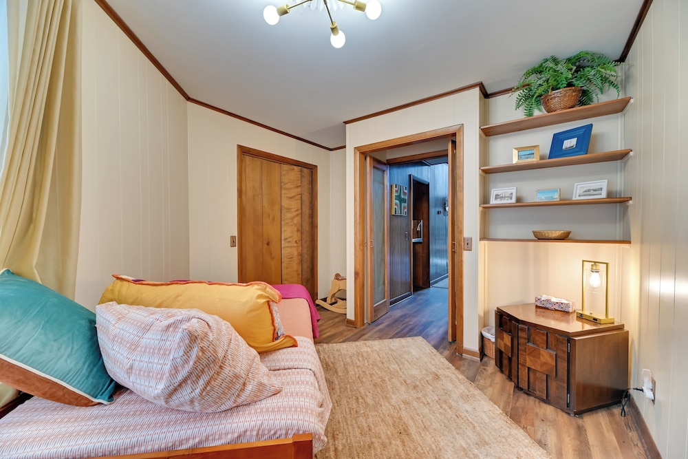 Near Canandaigua Lake: Retro Cabin w/ Deck & Views