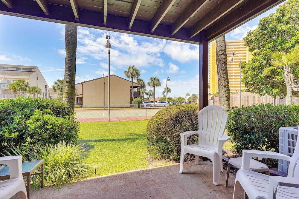 Breezy PCB Retreat w/ Balcony - Walk to Beach!
