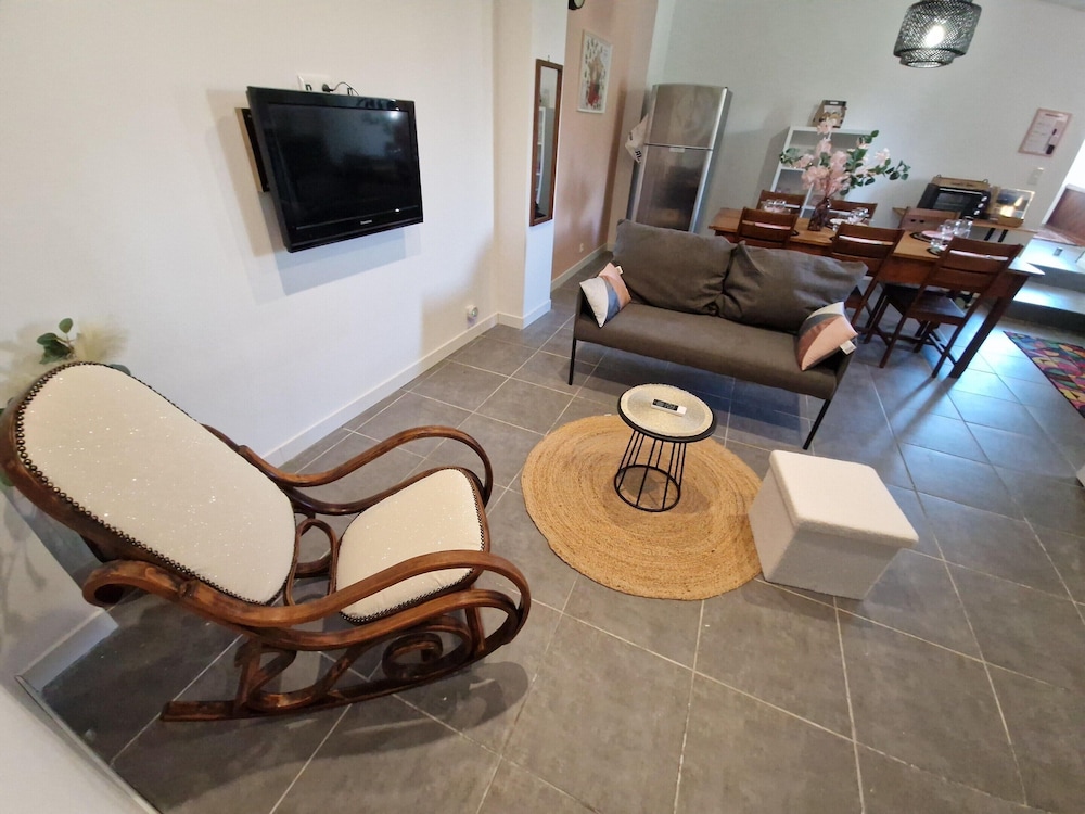 Apartment With Swimming Pool, Wifi