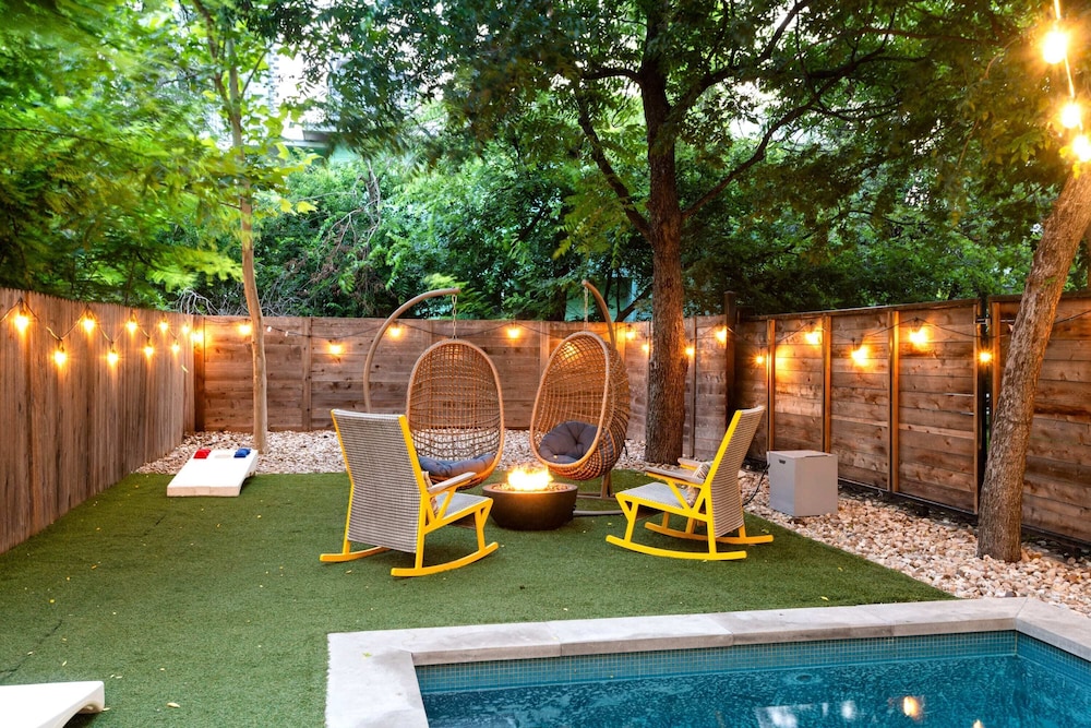 Backyard Pool Oasis Rainey St 6 min walk