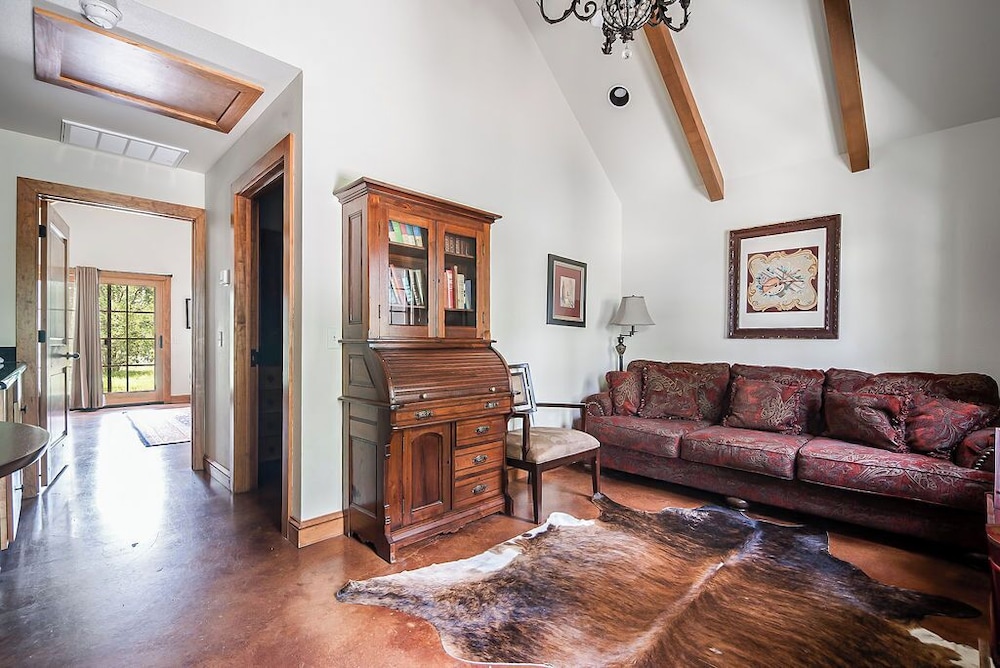 The Manor Haus at Messina Hof Hill Country Winery-paris Haus