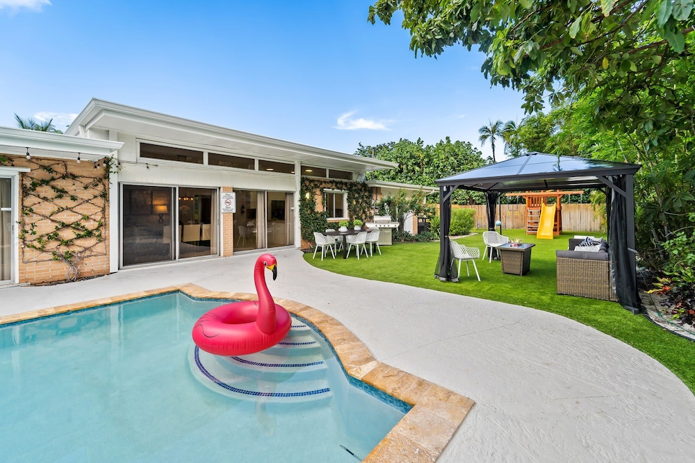 4BR Intracoastal Retreat With Pool, Games & More!