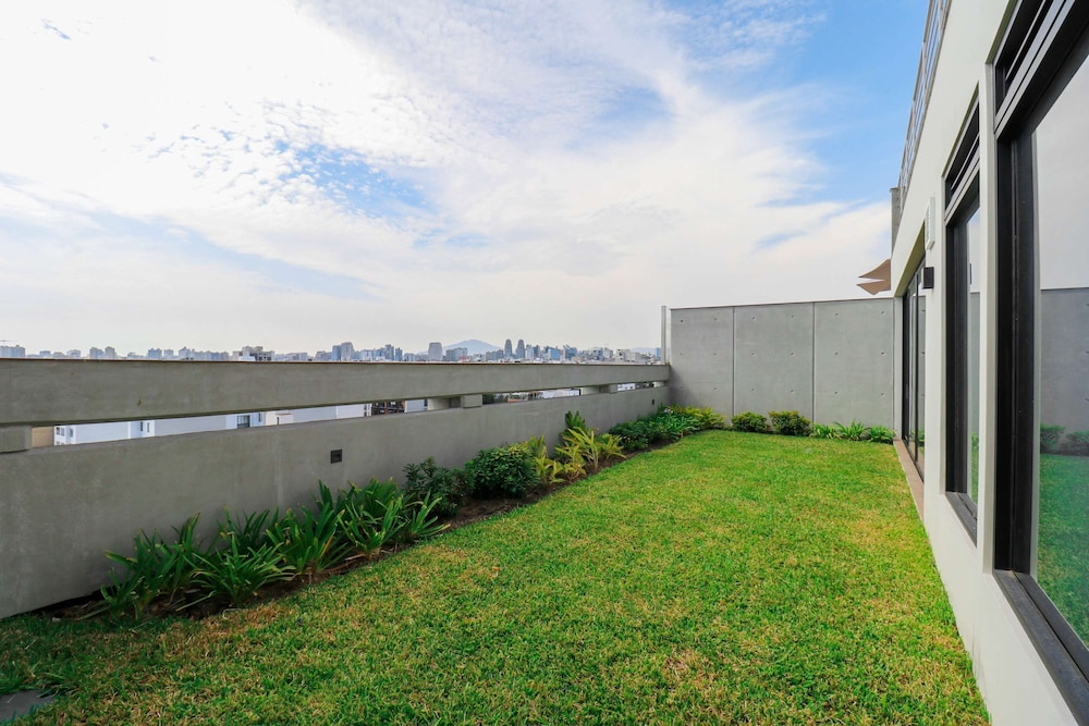 w Impressive 2BR With Balcony in Miraflores