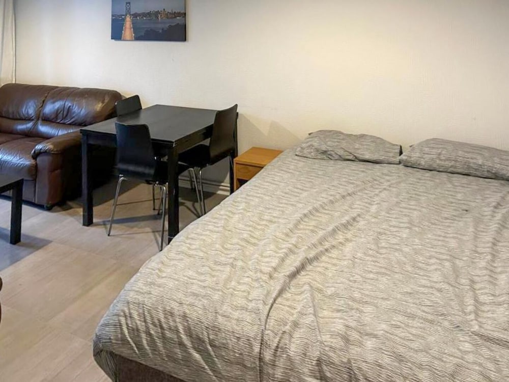 Room in Apartment - Normanton - Family Room With Balcony view 2