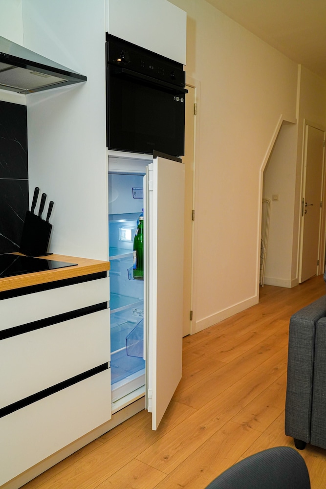 1BR Apt With Living Room Near CityArea
