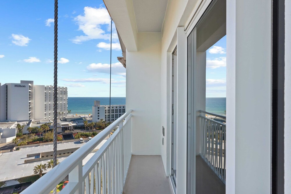 Miramar Beach Studio w/ Pool, Tennis & Walk to Beach Luau Eastern Sky
