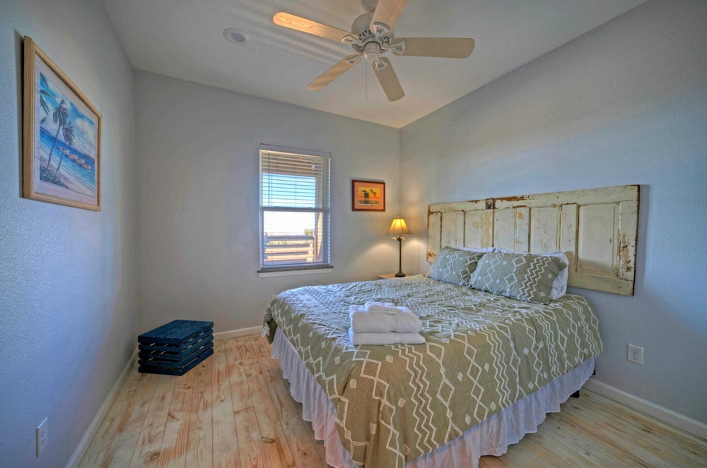 Sleeps 26 2 Homes w/ Waterfront Pool + Boat Dock Laguna Village Escape