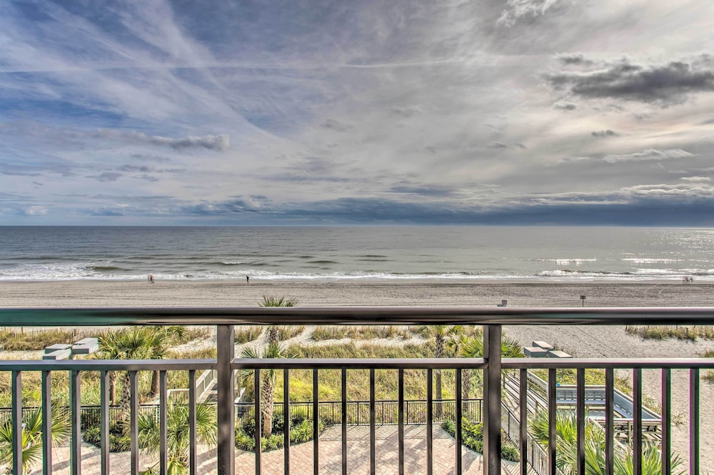 Breezy Landmark Resort Condo w/ Oceanfront Lanai!