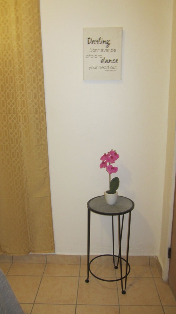 Henry's GuestHouse - Hostel