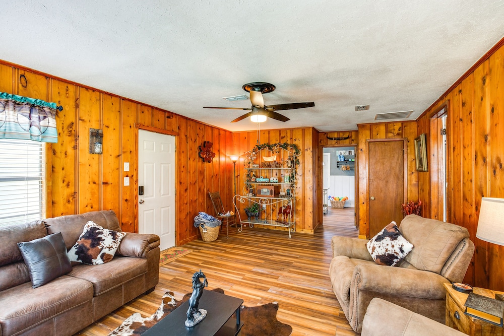 Grapeland Farm Retreat w/ Pool, Grill Fire Pit - Property Image 21
