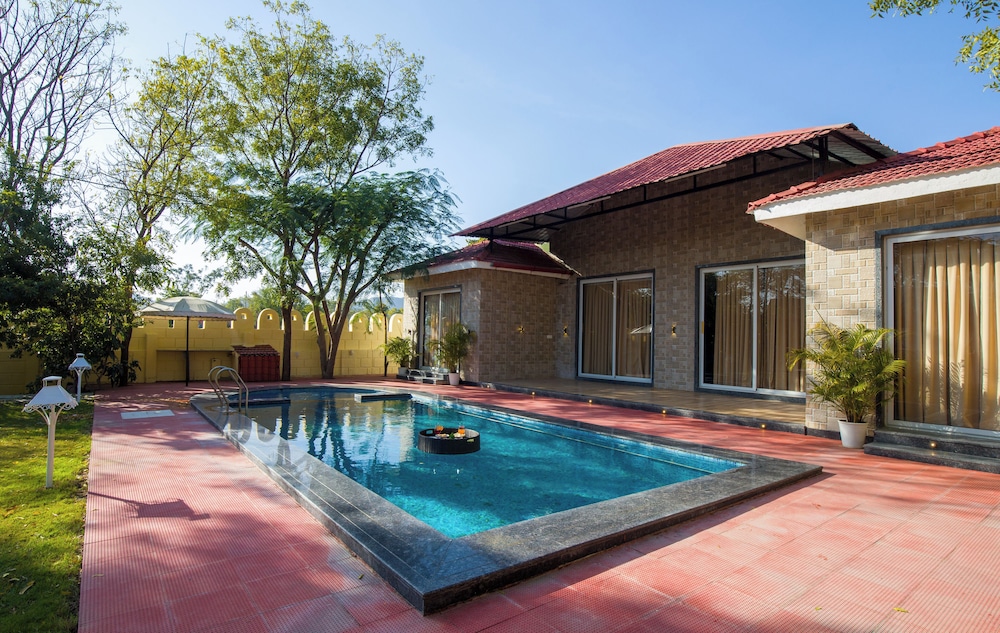 Alaya Stays 5BHK Roohmon's Farm Pvt Pool