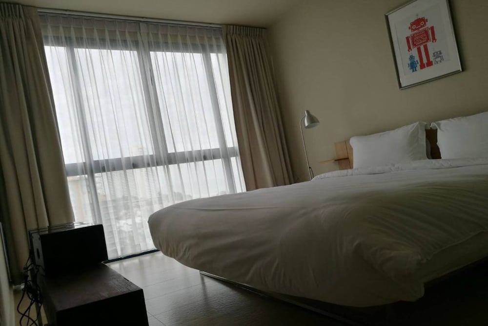 Baan Thew Talay Blue Sapphire 353