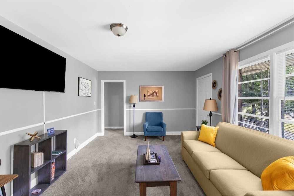 Broadmoor Bungalow - Unit A