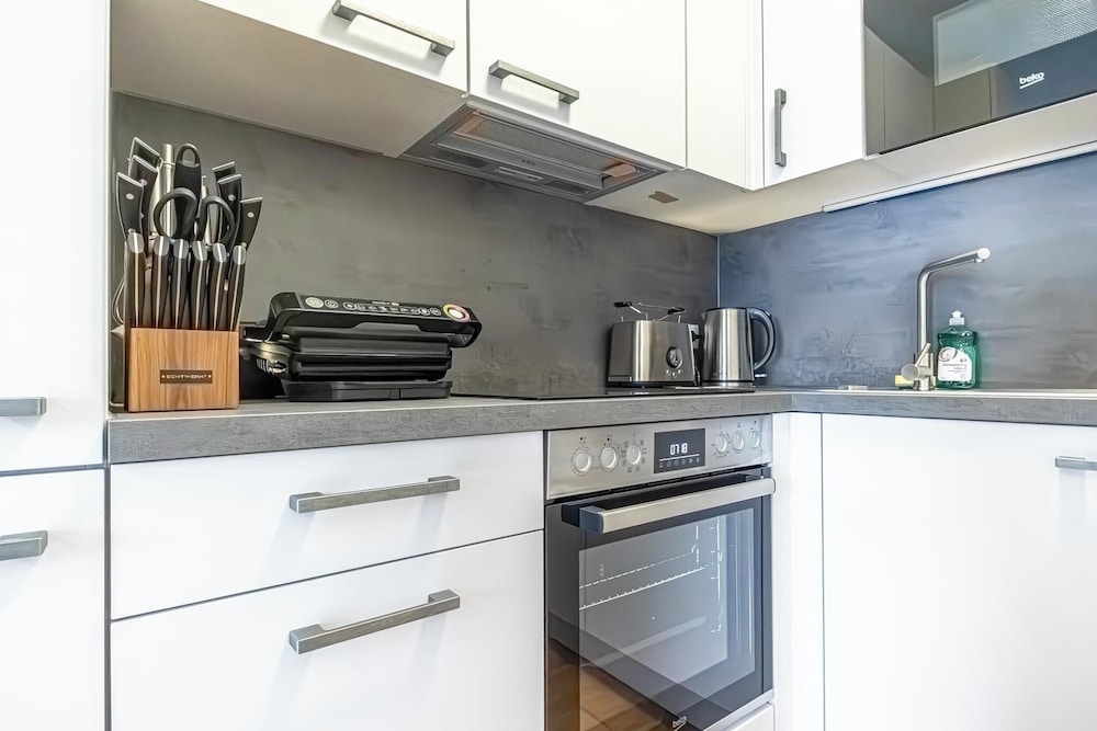9 Min to City Center 1BR 1LR Balcony