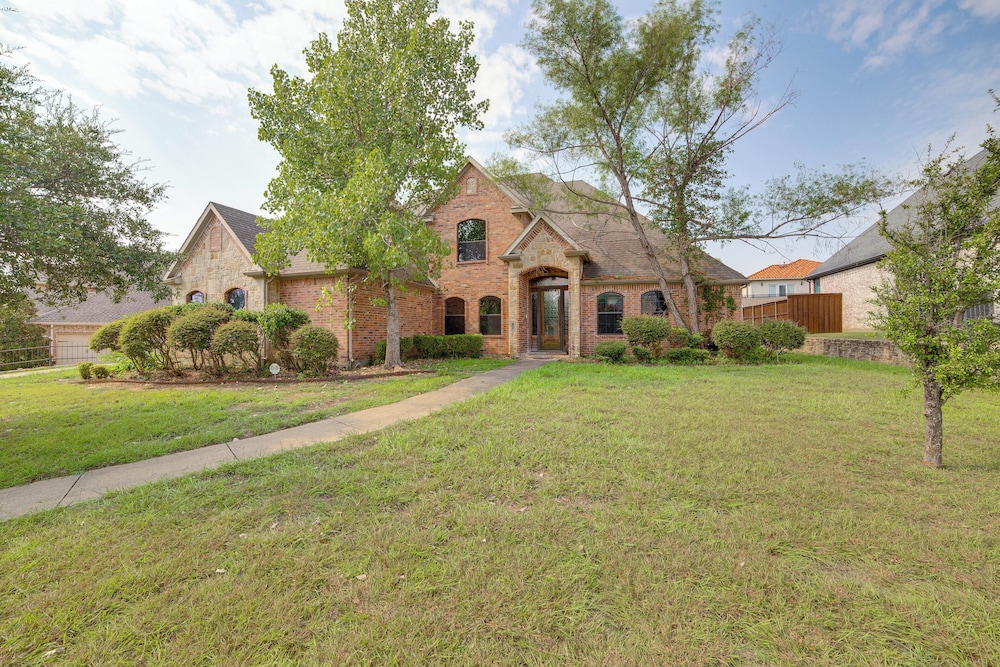 Spacious Texas Retreat w/ Community Pool