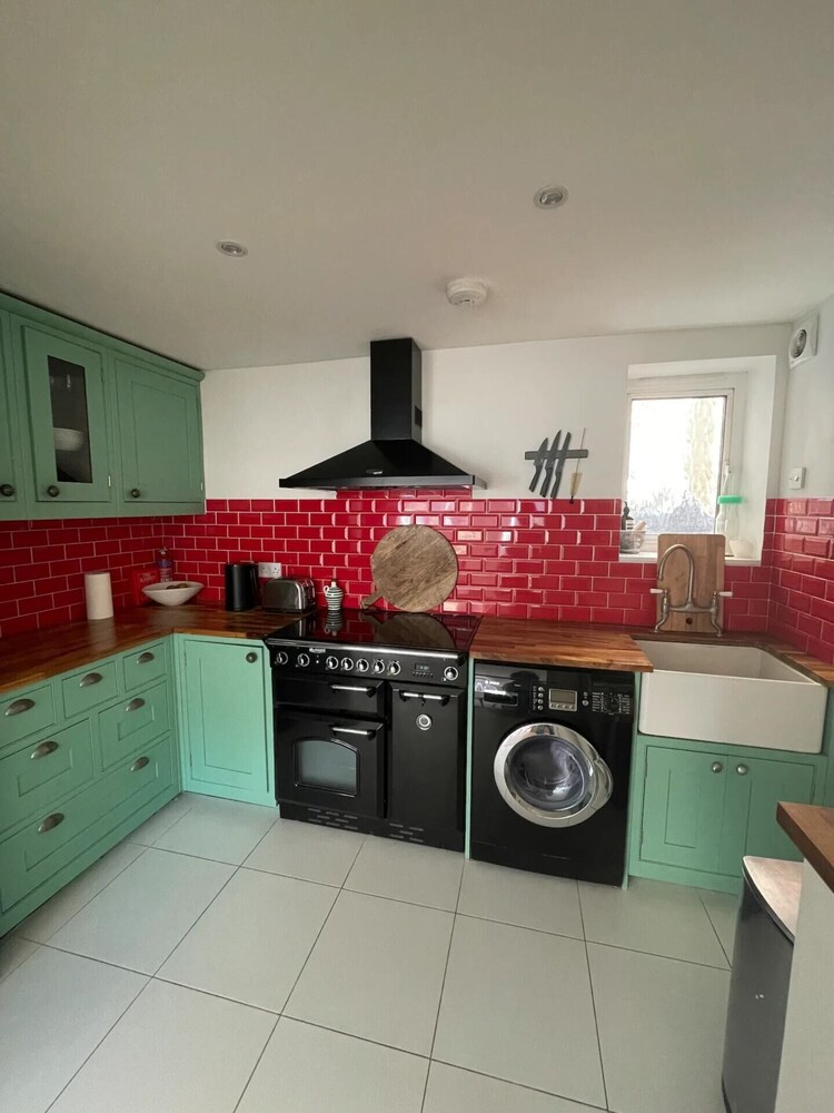 Beautiful 2BD Flat With Private Courtyard- Borough
