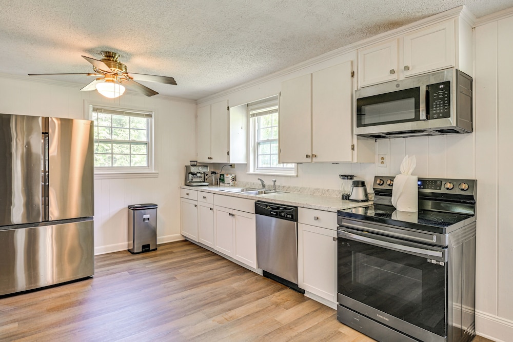 6 Mi to Dtwn: Charming Home w/ Yard in Charlotte