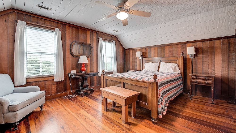 Eclectic Creek Front Retreat 8 Bedroom Home by Peace Vacations view 3