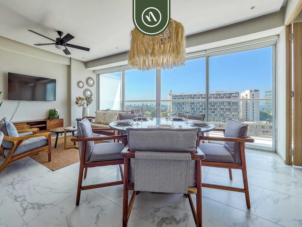 Luxury 3 BR Condo - Beach Access 1 Block Away