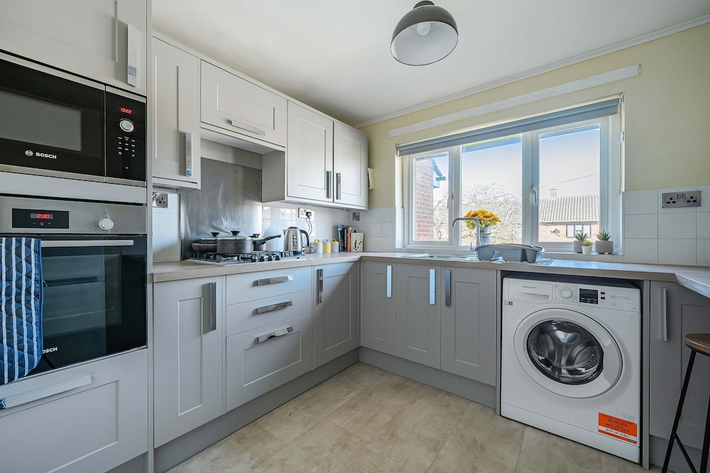 Stylish 2BR Apartment Near MCR Airport