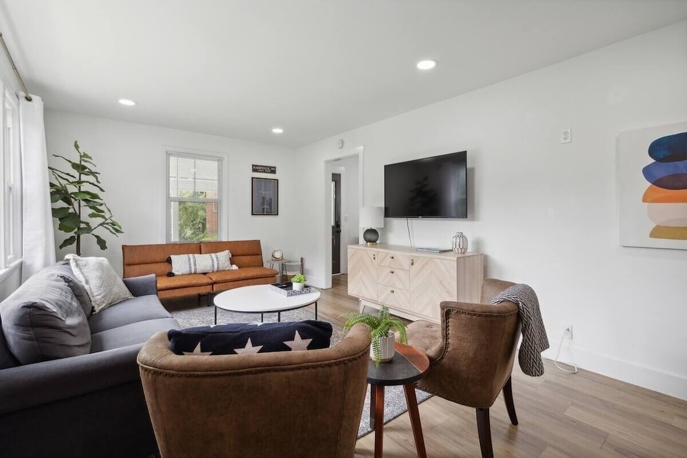 Chic Retreat Near Downtown Nashville 3 Bedroom Home by RedAwning