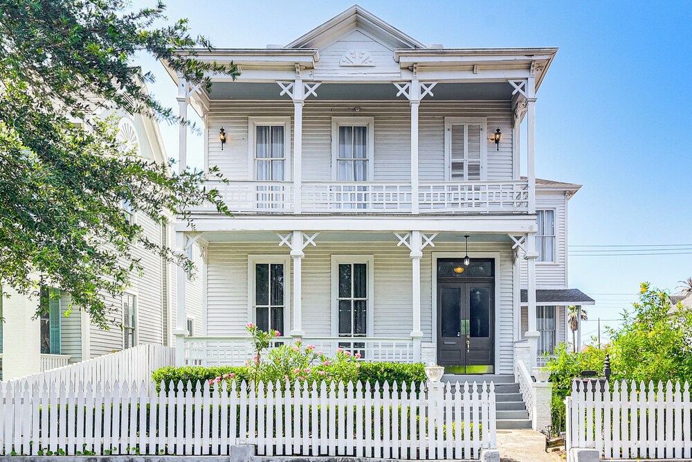 Golden-age Galveston Getaway - Walk to The Strand!