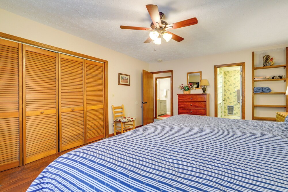 Walk to Golf Course, Mtn-view Maggie Valley Duplex