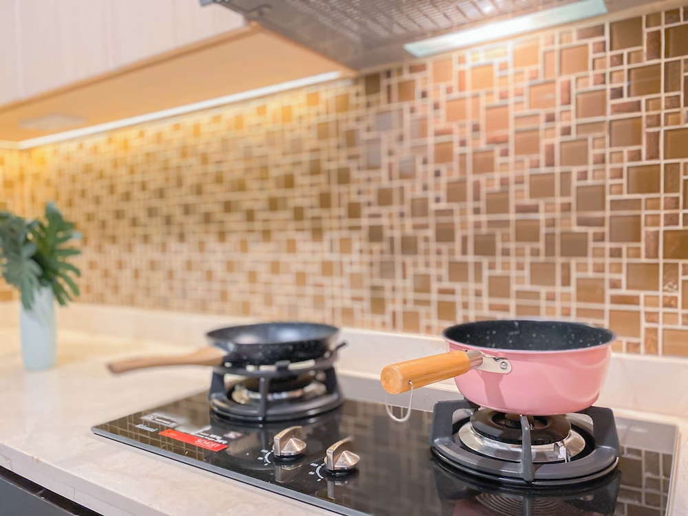 Modern And Spacious 2Br Apartment Green Bay Condominium