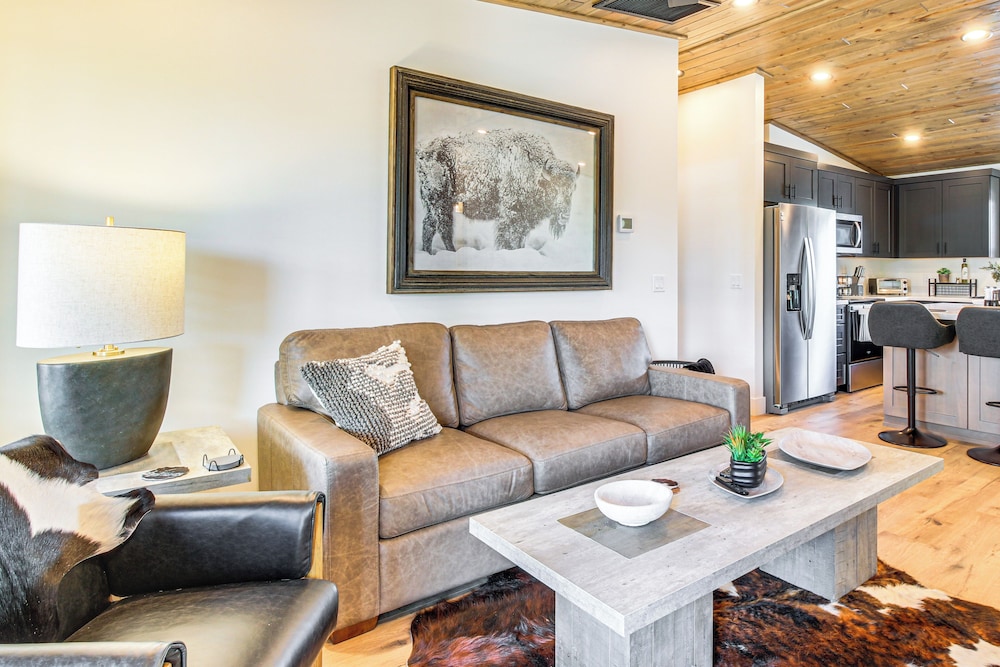 Modern Loft Above Entertainment Center in Show Low