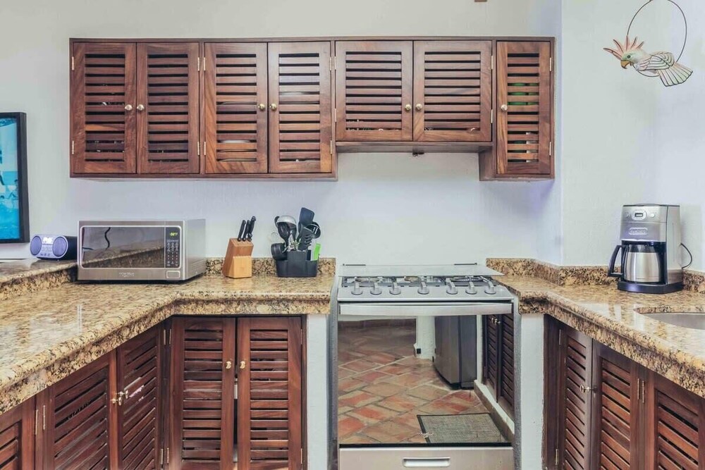 Ocean View 2Br Condo-balcony-beach-pool VDS 111