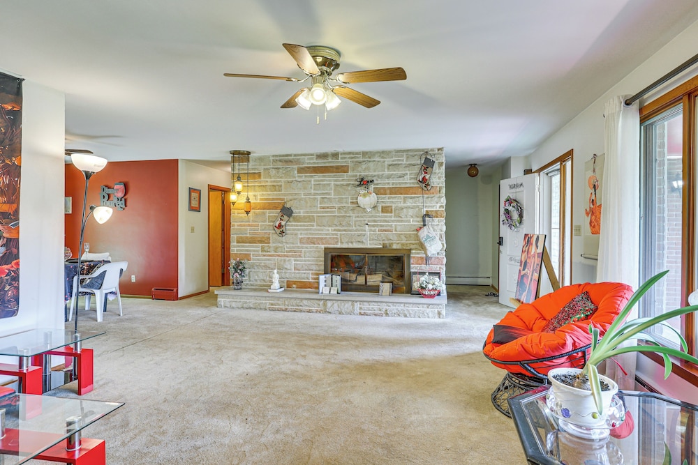 Pet-friendly Grove City Home w/ Lake on 19 Acres!