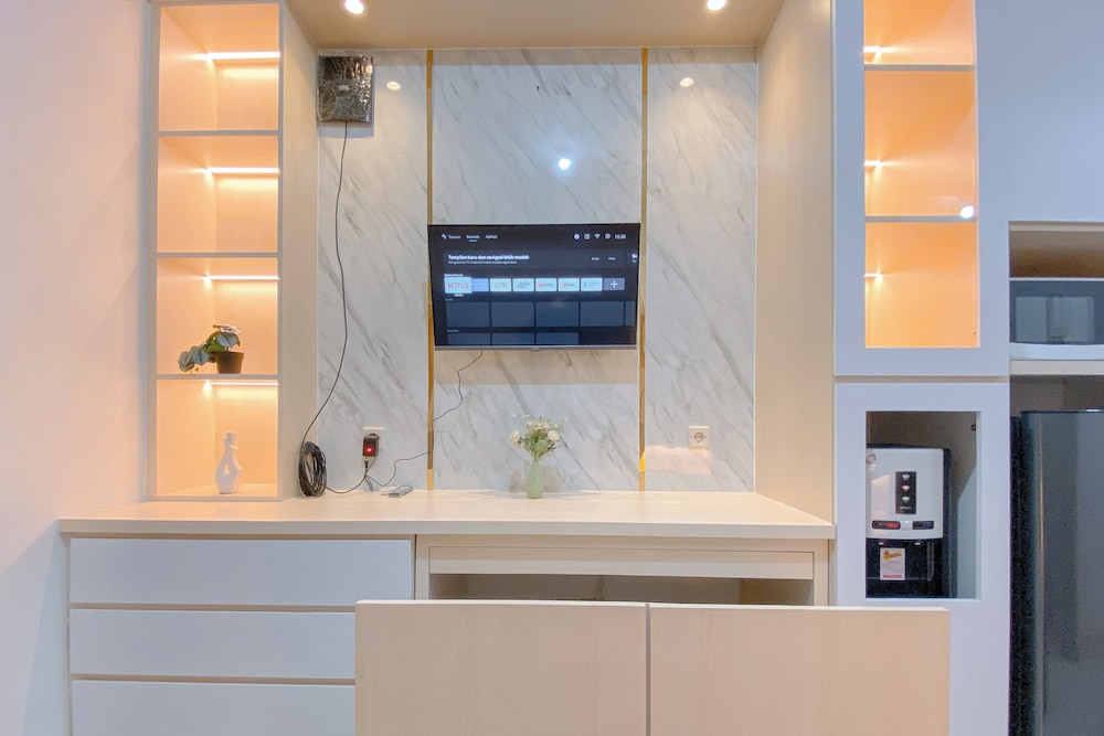 Elegant And Comfy Studio At Transpark Cibubur Apartment