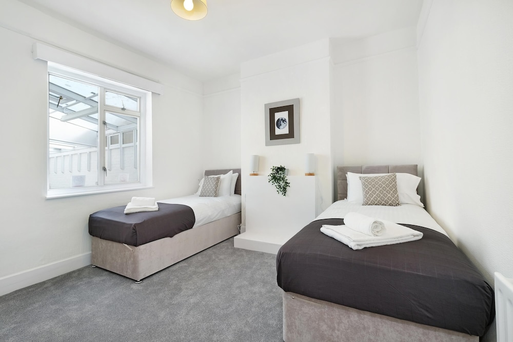 Heathrow Living Stanwell Serviced House