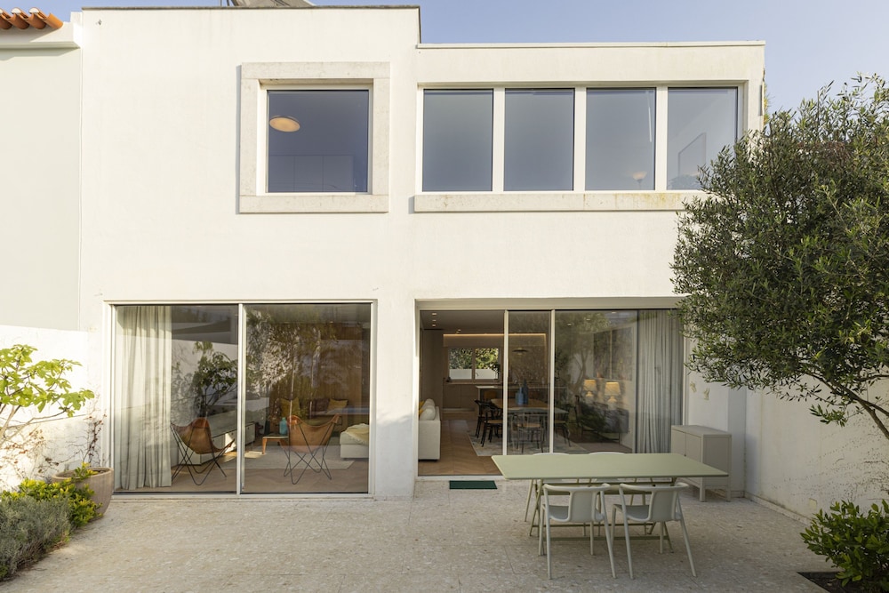 Contemporary Restelo Pool Haven by Cadenzalux