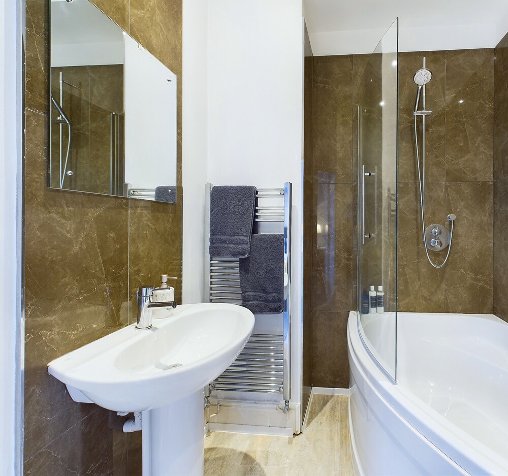 2br-sleeps4-citycentre-freeparking