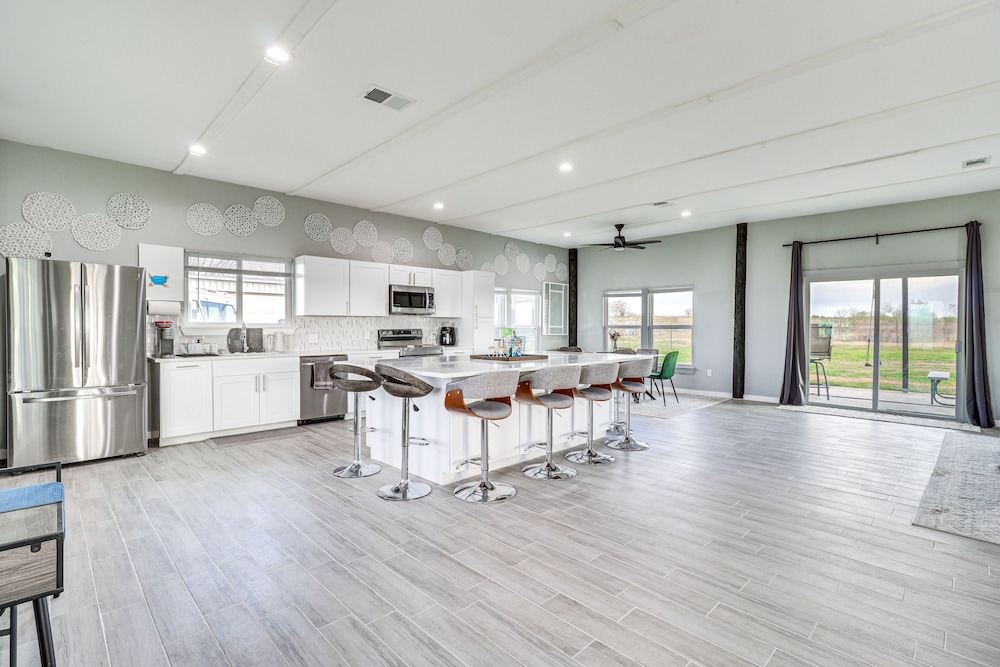 Modern Farmhouse in Del Valle: Rural Setting! - Image 5