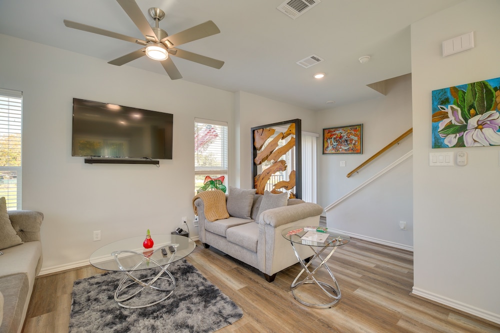 South Houston Townhome w/ Patio & Gas Grill! view 5