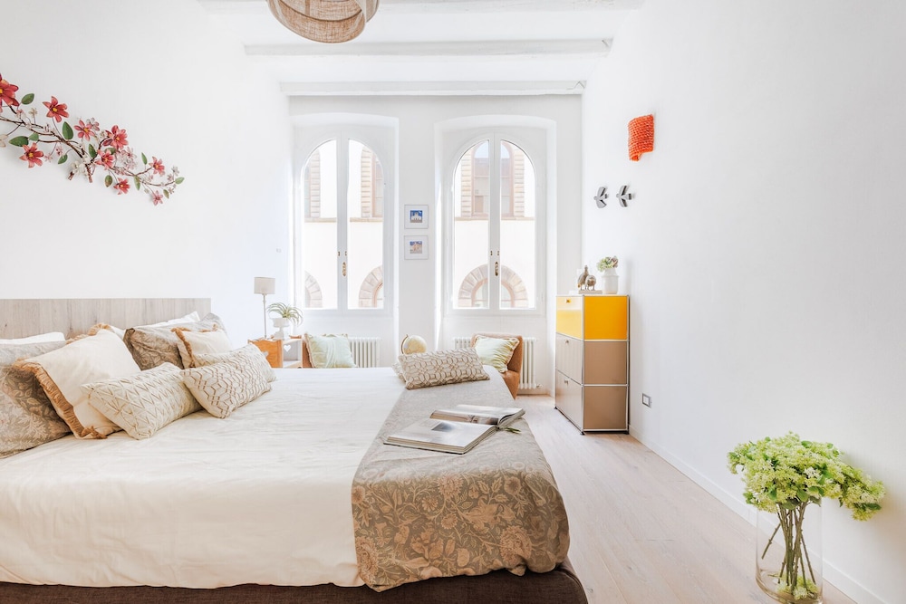 Casa Joyce in Lucca With 1 Bedrooms and 1 Bathrooms