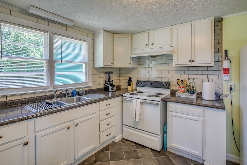 Mid-century Wilmington Cottage: 3 Mi to Riverwalk view 4