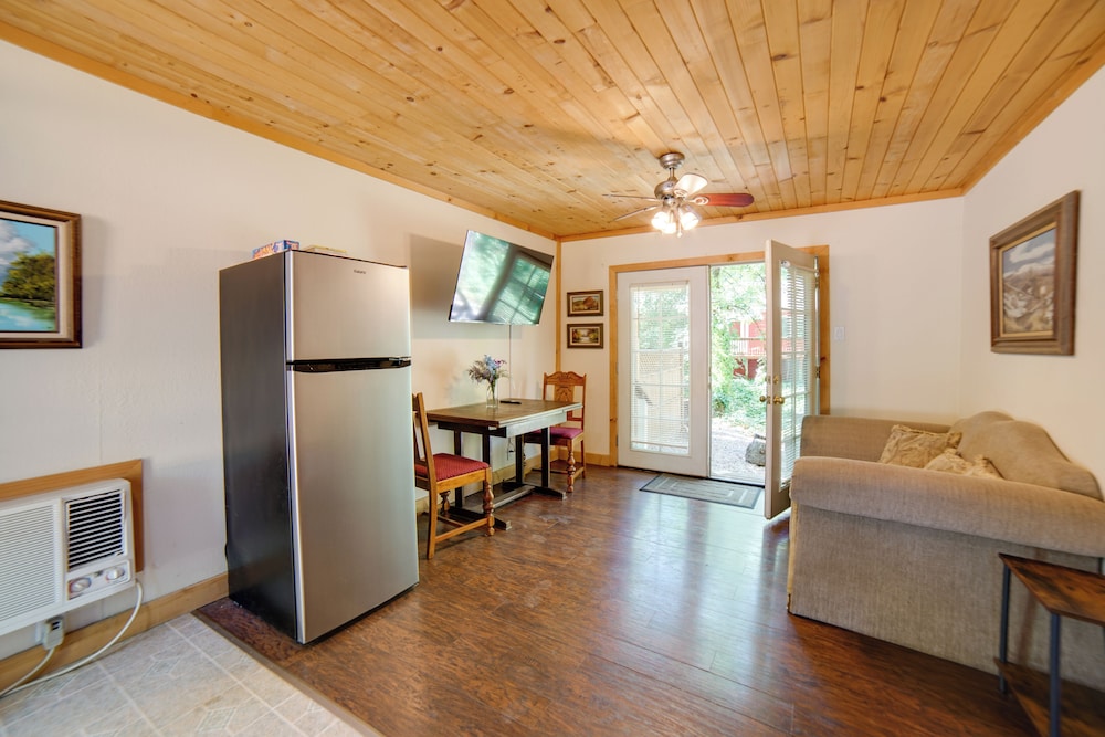 Golf & Hike: Cobb Mountain Cabin in Scenic Forest!
