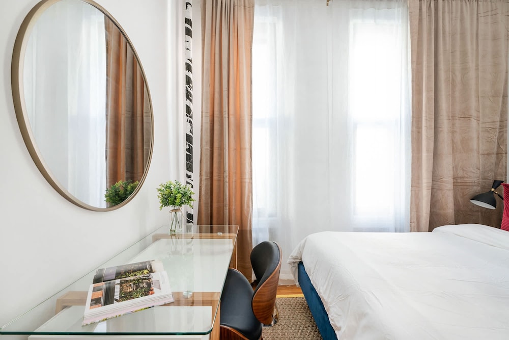 444-1a Beautiful 1BR Midtown West