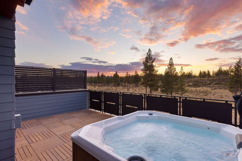 1216 Skyline Ranch 200 Private Hot Tub w View Premier Downtown Location
