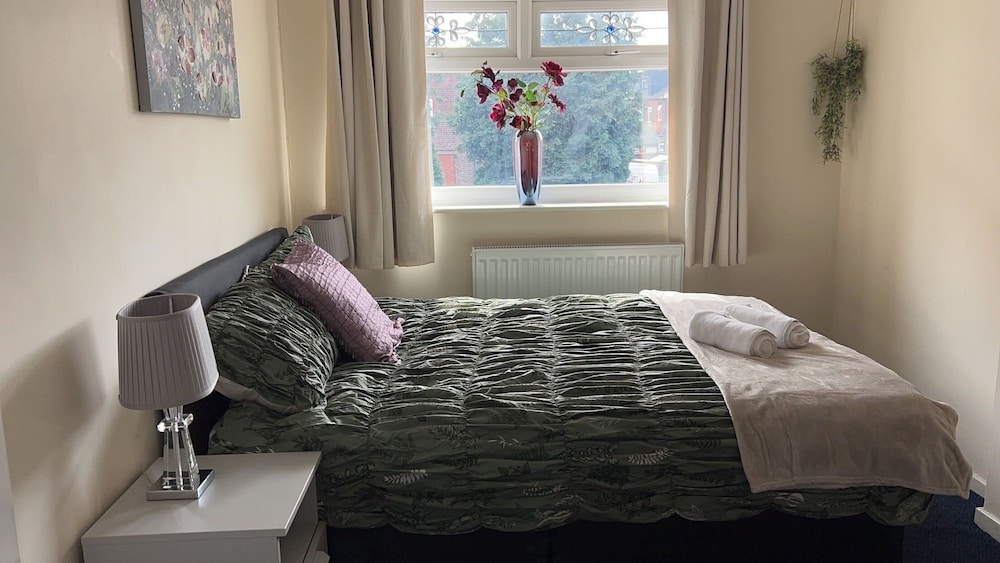 Cozy 2 Bedhouse 20mins From Manchester City Centre view 4
