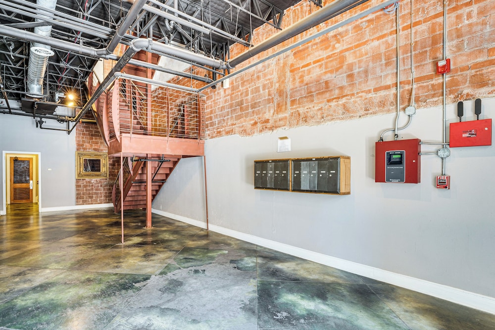 Walk to Corpus Christi Bay: Loft w/ Shaded Parking