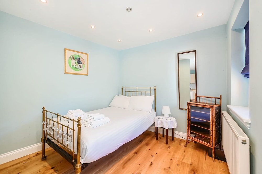 Host Stay Blue Bolthole on Vicarage Lane view 2